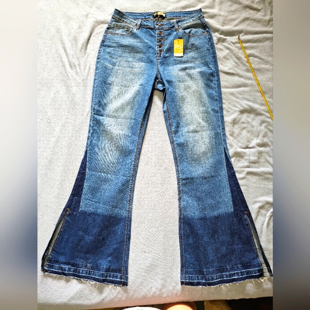 NWT Suzanne Betro Denim contrast flare leg jean size 16